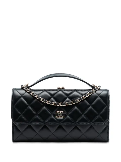 CHANEL Pre-Owned étui pour smartphone à rabat CC en cuir de veau matelassé avec chaîne et fermoir clic clac (2021-2025)