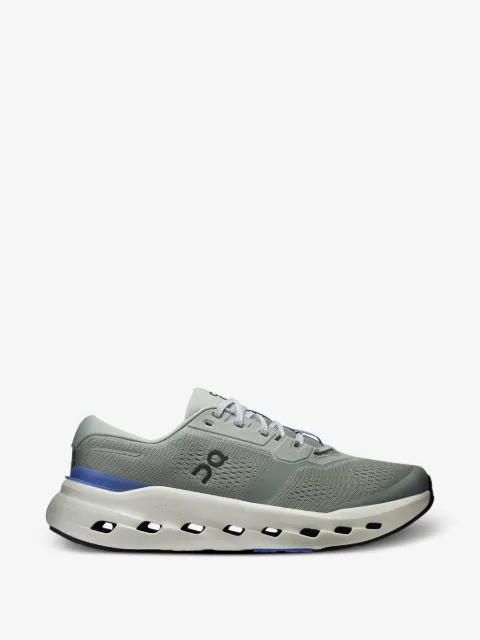 On tenis Cloudrunner 3 con detalle del logo