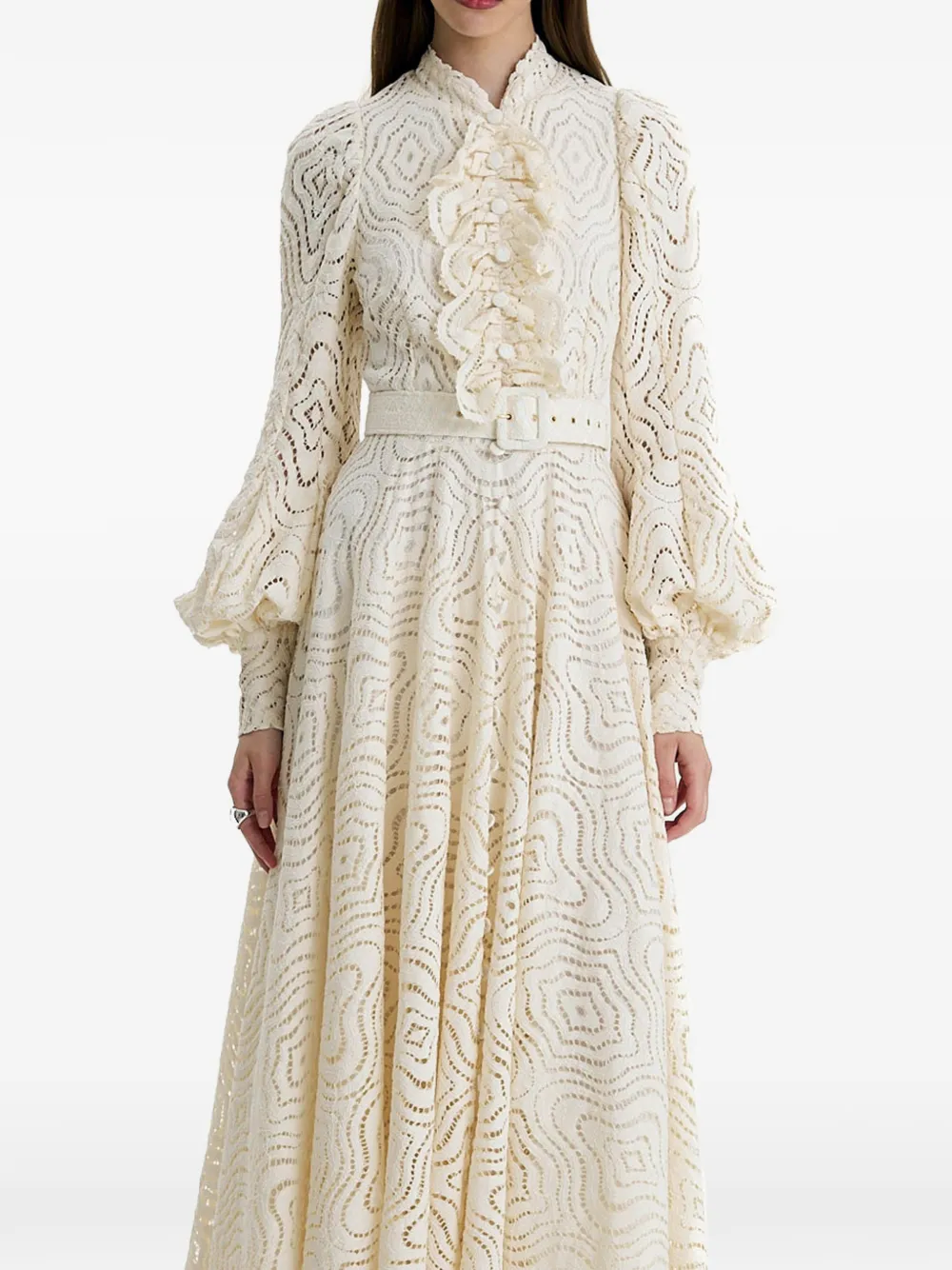 MOOS STUDIO Ethereal Grace maxi-jurk met ruches en ceintuur Beige