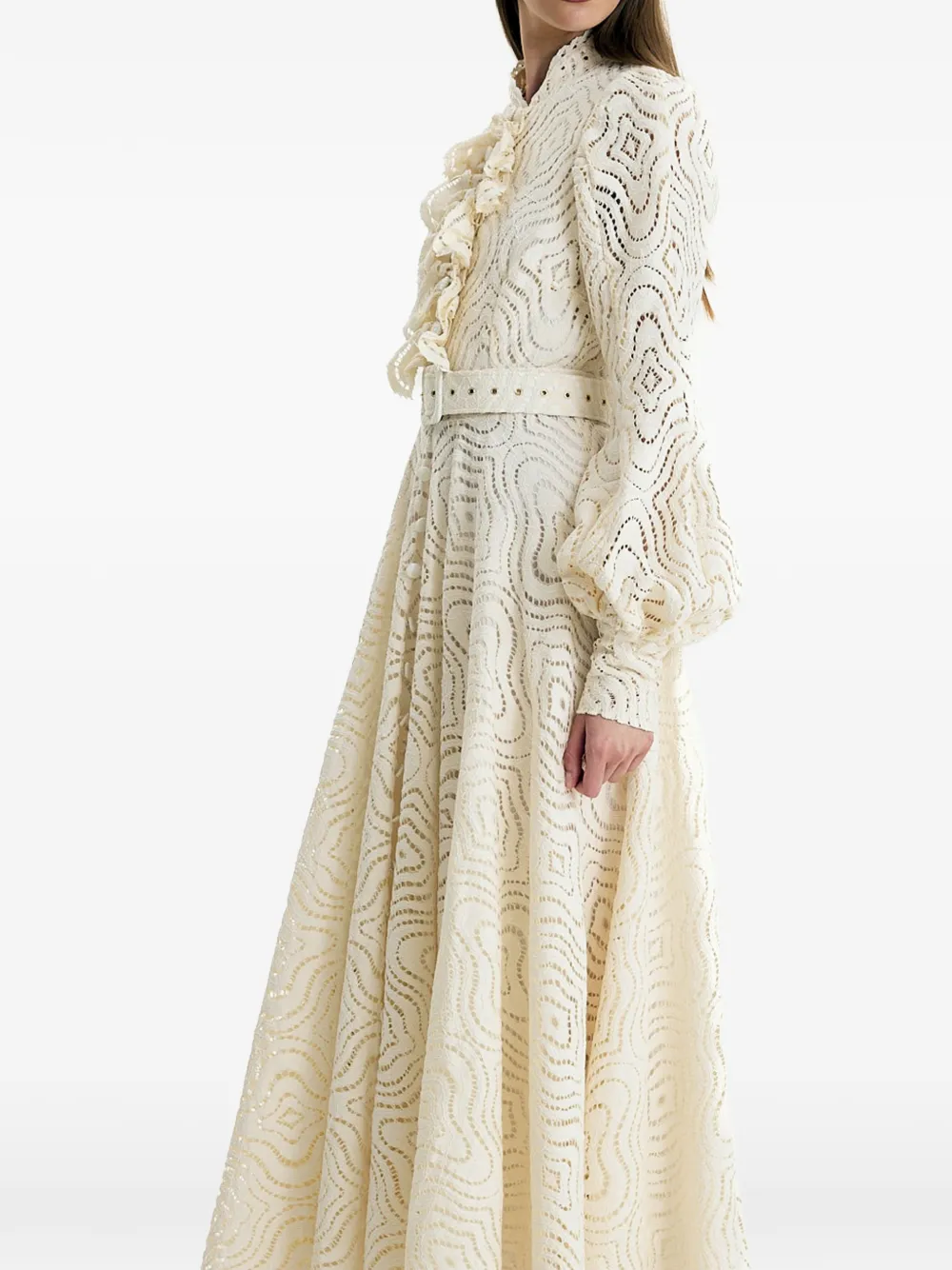 MOOS STUDIO Ethereal Grace maxi-jurk met ruches en ceintuur Beige