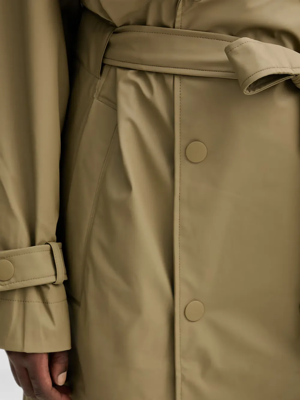 Rains Trenchcoat met dubbele rij knopen en ceintuur Beige