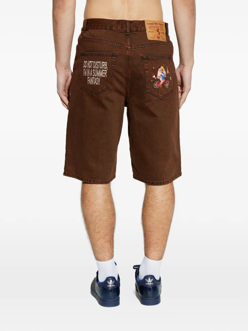 CARNE BOLLENTE Shorts met geborduurde letters Bruin