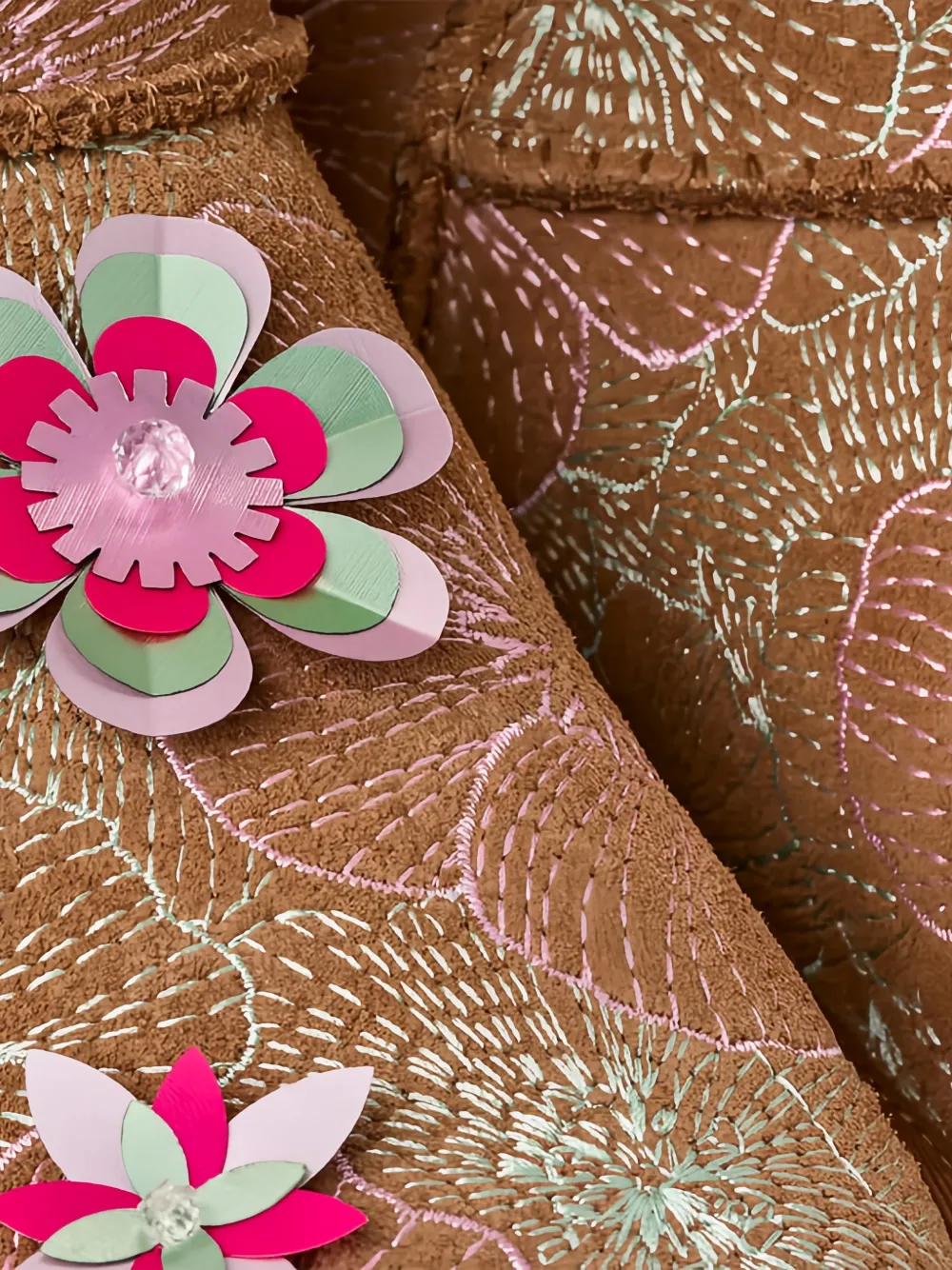 UGG Classic Mini laarzen met bloemapplicatie Bruin