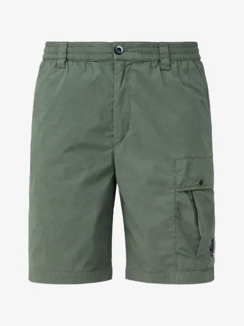 C.P. Company shorts cargo con parche del logo