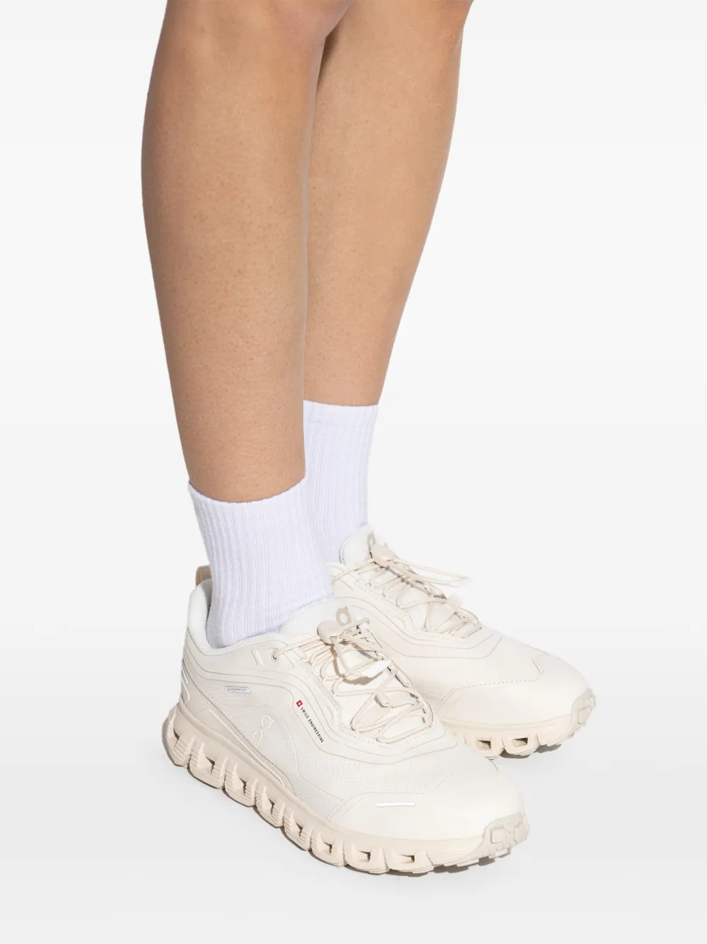 On Sneakers met trekkoord en textuur Beige