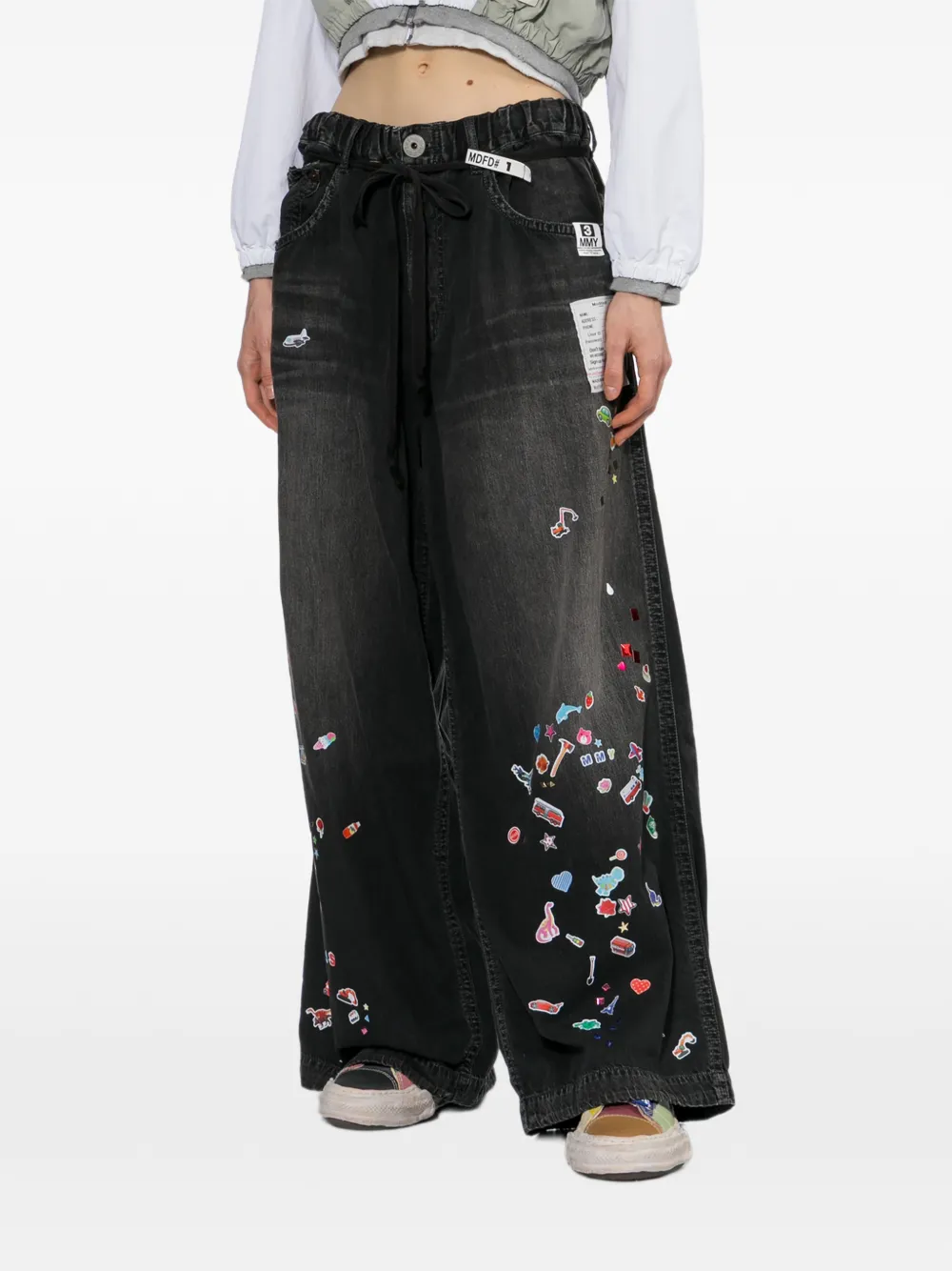  Maison Mihara Yasuhiro Vaqueros Con Pegatinas Estampadas - Negro 