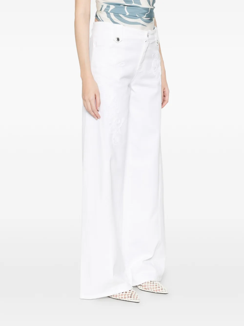  Ermanno Firenze Vaqueros Con Bordado Floral - Blanco 