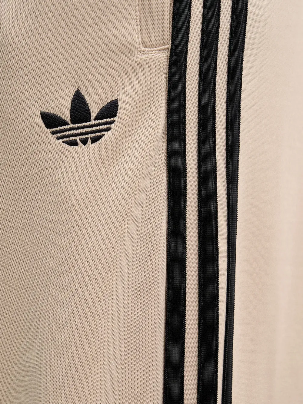adidas Adicolor Loose trainingsbroek met geborduurd logo en zijstreep Beige