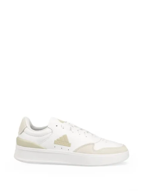 adidas tenis Kantana con detalle del logo