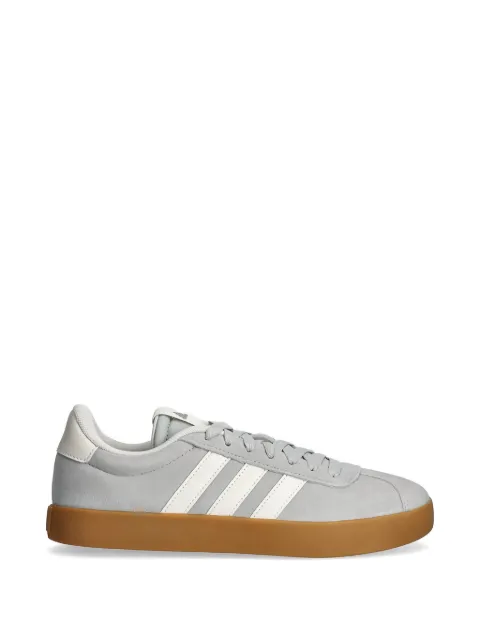 adidas tenis con detalle del logo