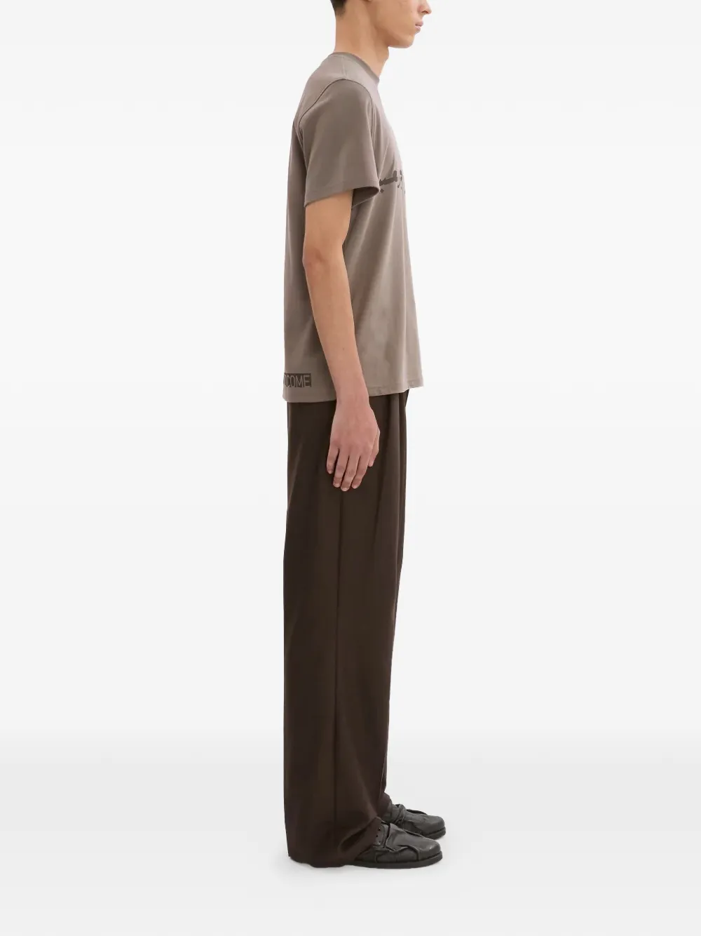  Qasimi Arabic-lettering T-shirt - Brown 