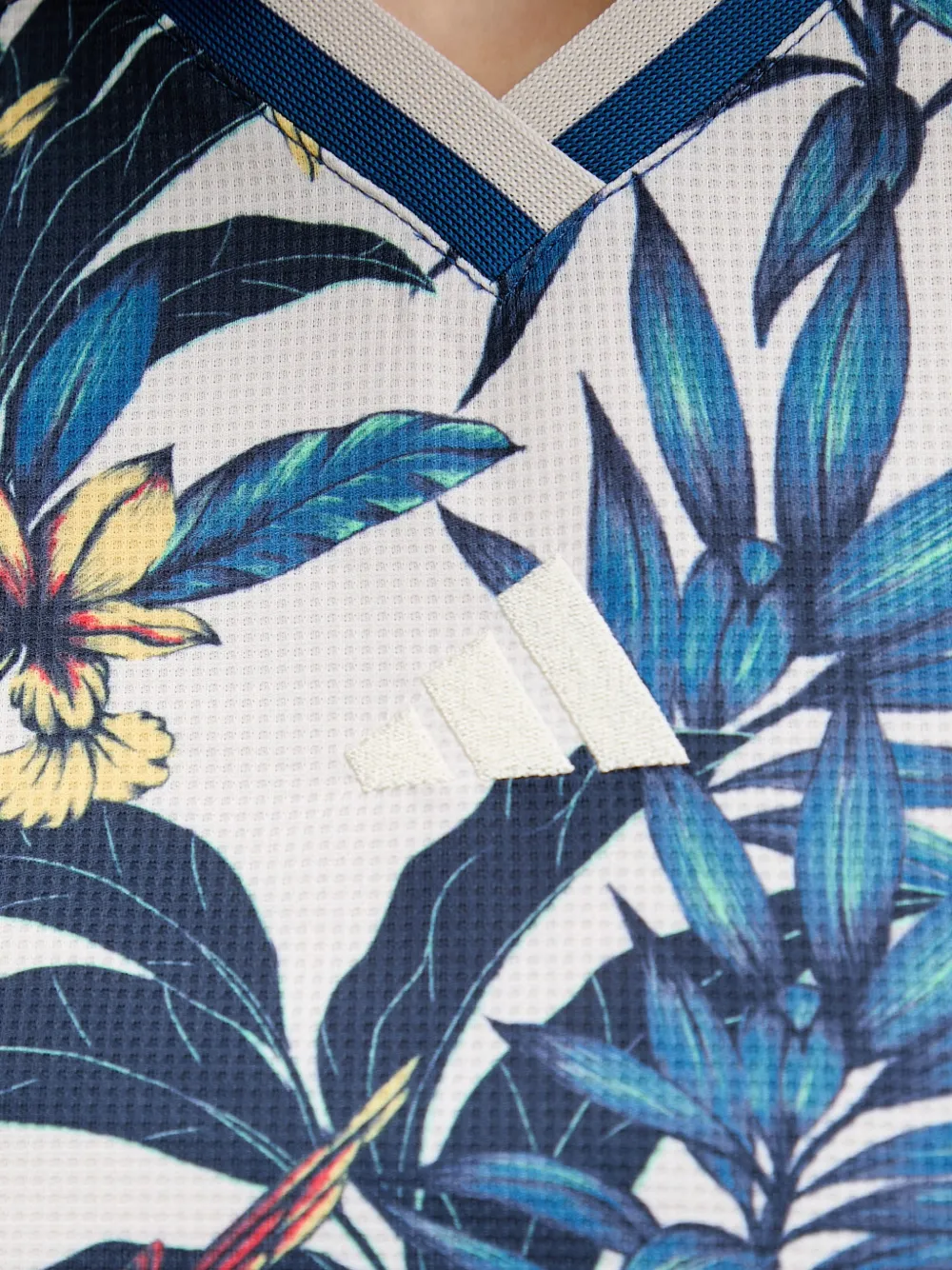 adidas x Farm Rio T-shirt met bloemenprint en V-hals Blauw
