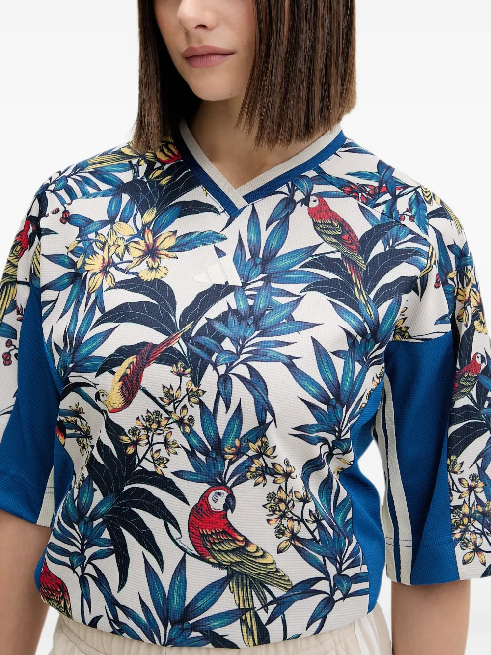 adidas x Farm Rio T-shirt met bloemenprint en V-hals Blauw