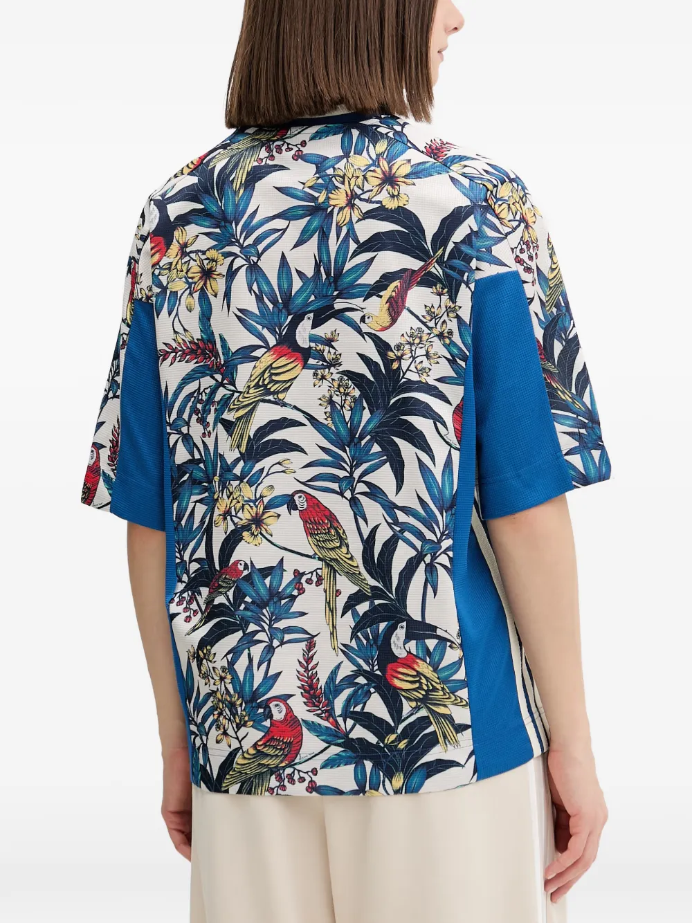 adidas x Farm Rio T-shirt met bloemenprint en V-hals Blauw