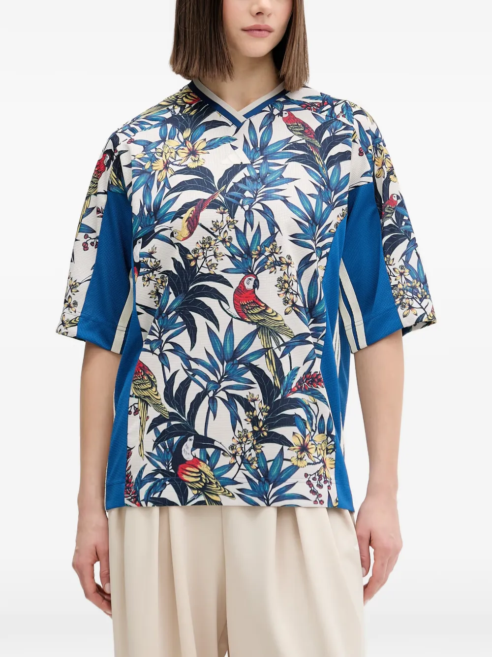 adidas x Farm Rio T-shirt met bloemenprint en V-hals Blauw