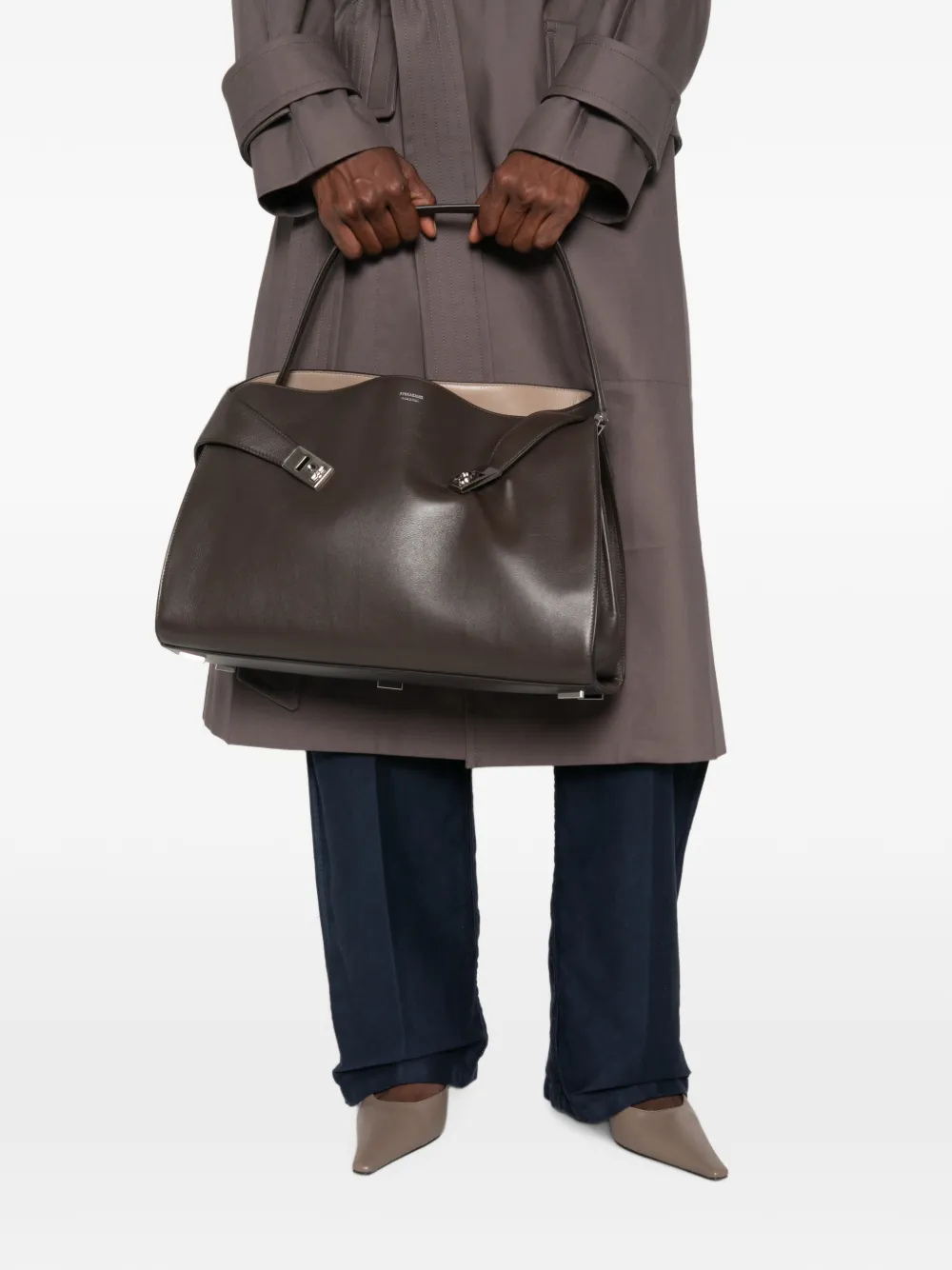 Ferragamo Grote Hug Soft tweekleurige schoudertas Bruin