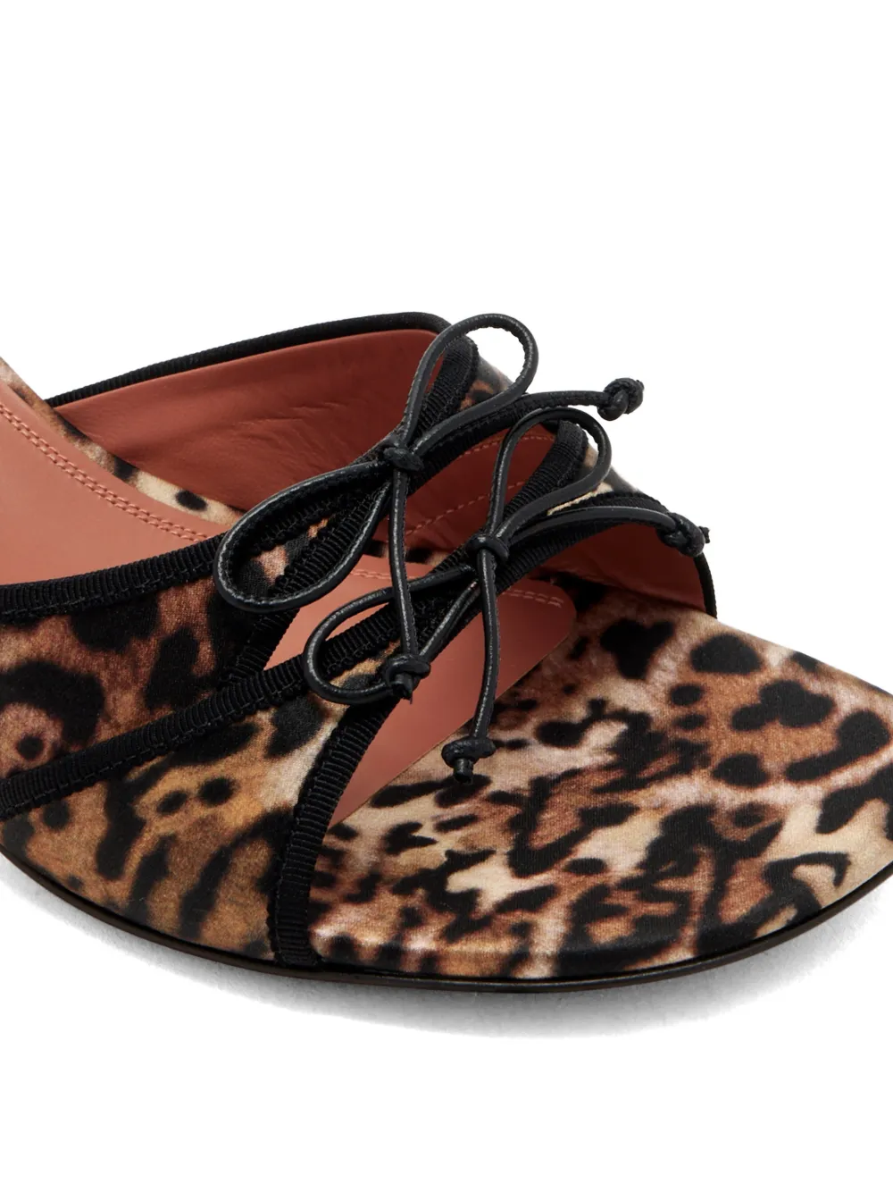 Amina Muaddi Eleonora muiltjes Beige