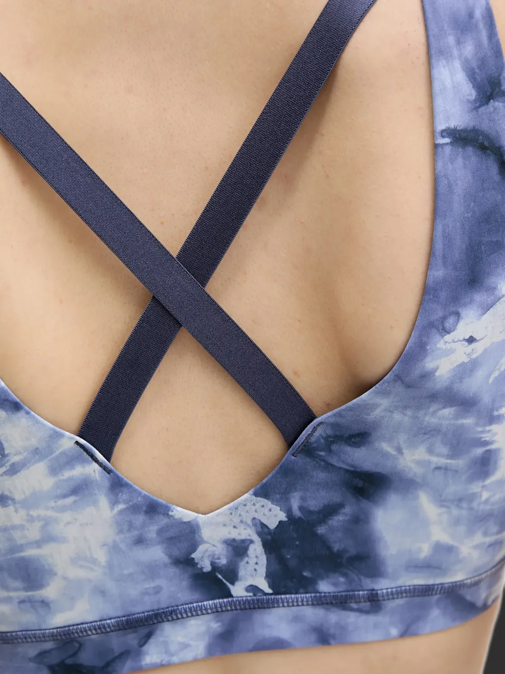 Lacoste tie-dye logo-patch sports bra Blauw