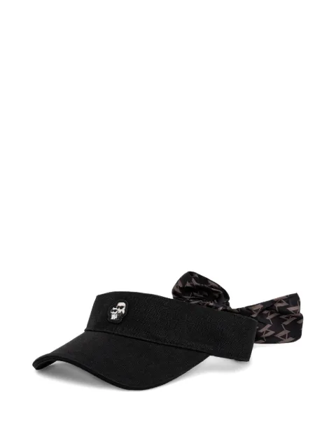 Karl Lagerfeld visera con moño