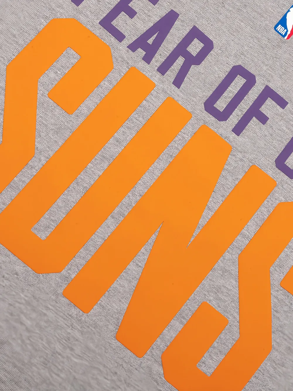 FEAR OF GOD ESSENTIALS x NBA Suns 90s T-shirt met Teenba-print Grijs