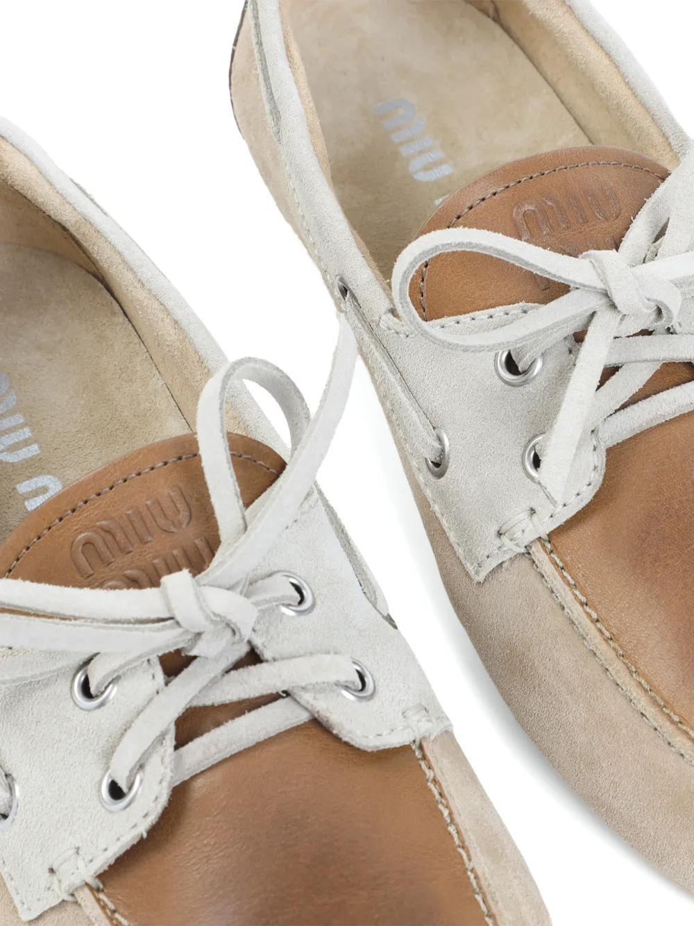 Miu Leren bootschoenen Beige