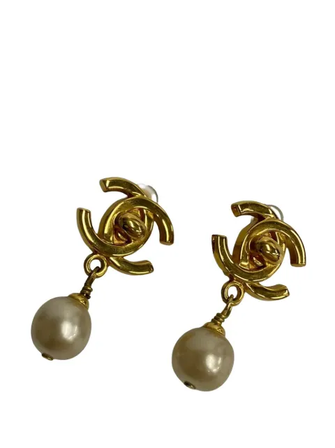 CHANEL Pre-Owned 1997 vergoldete CC Hängeohrclips mit Kunstperlen