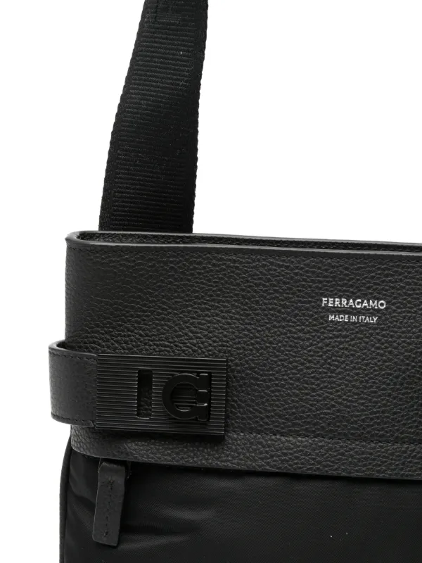 Ferragamo ロゴ メッセンジャーバッグ | ブラック | FARFETCH JP