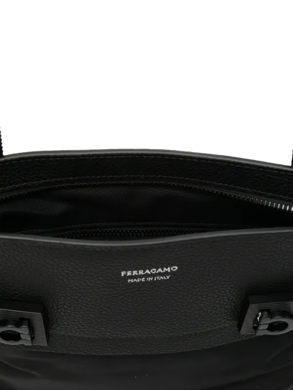 Ferragamo ロゴ メッセンジャーバッグ | ブラック | FARFETCH JP