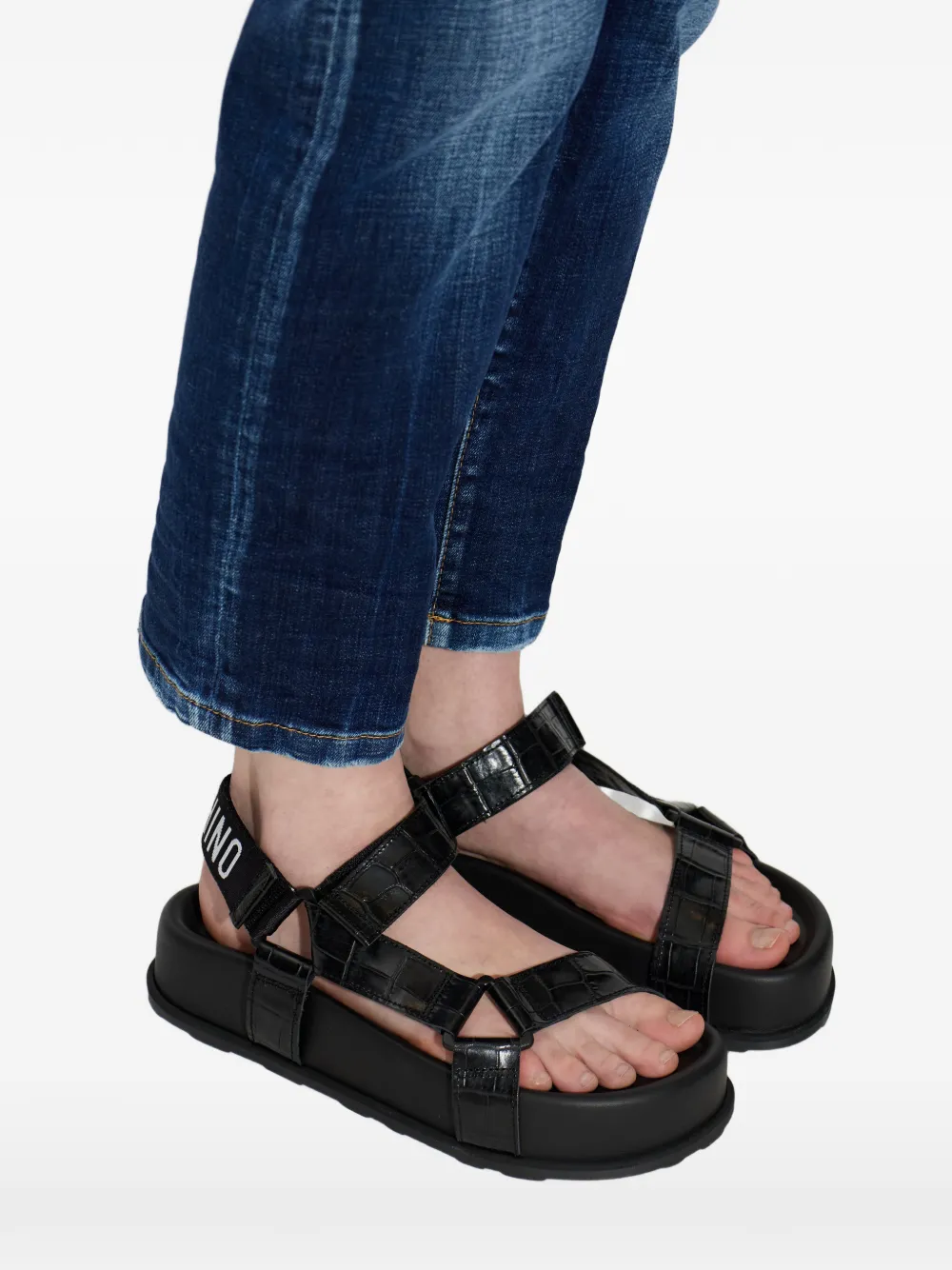 Moschino crocodile-embossed sandals Zwart