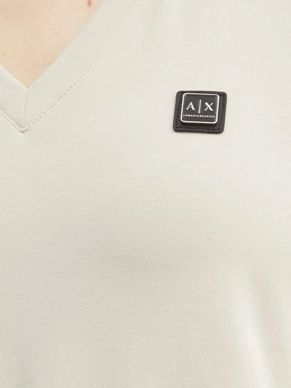 Armani Exchange T-shirt met V-hals en logopatch Beige