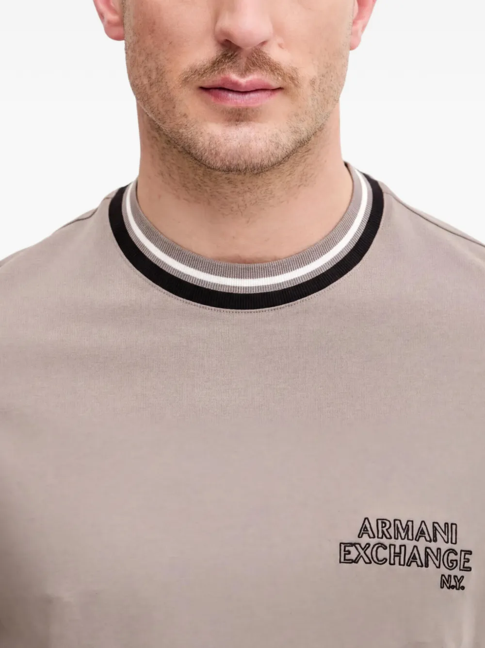 Armani Exchange T-shirt met gestreepte afwerking en logoprint Grijs