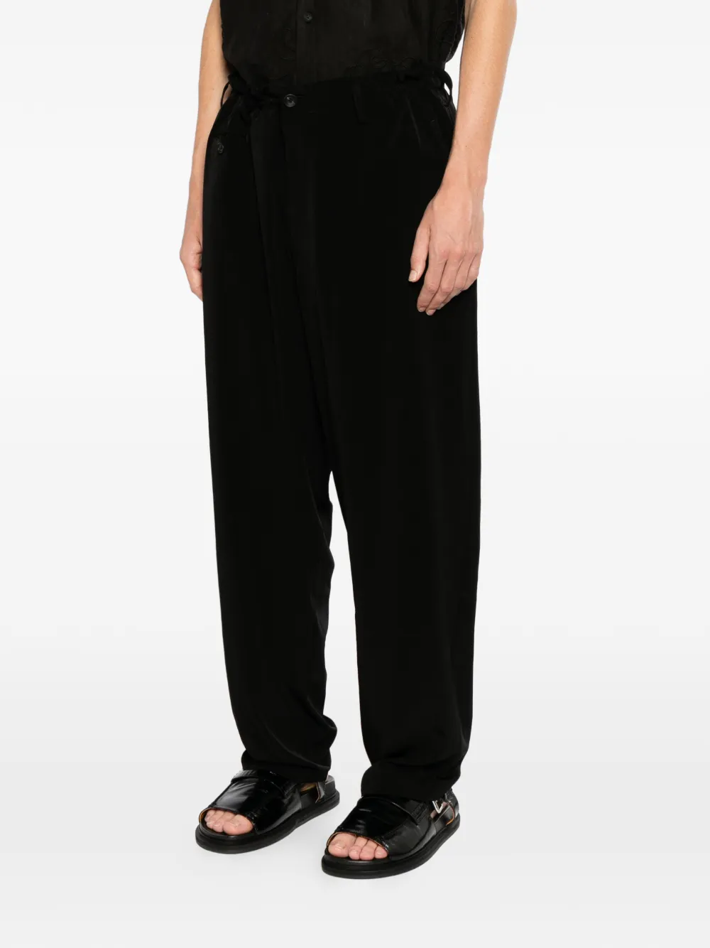 Yohji Yamamoto Broek met toelopende pijpen en zak Zwart