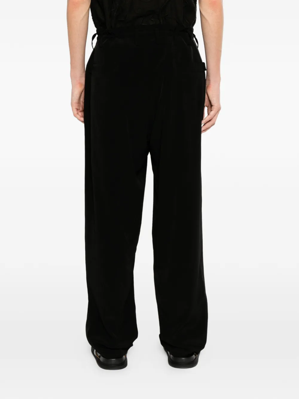Yohji Yamamoto Broek met toelopende pijpen en zak Zwart