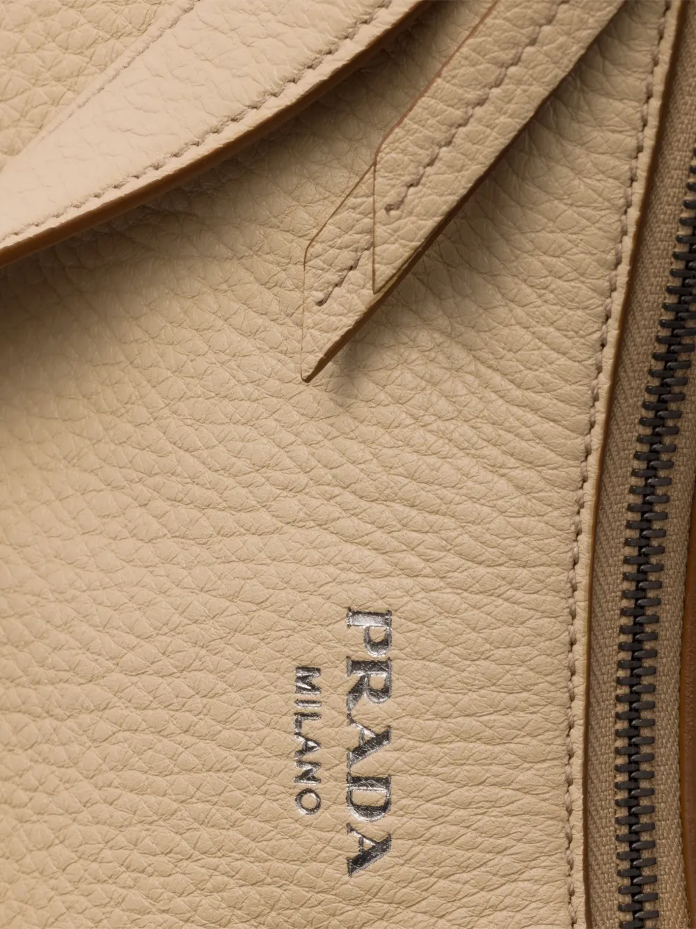 Prada Aimère grote leren schoudertas Beige