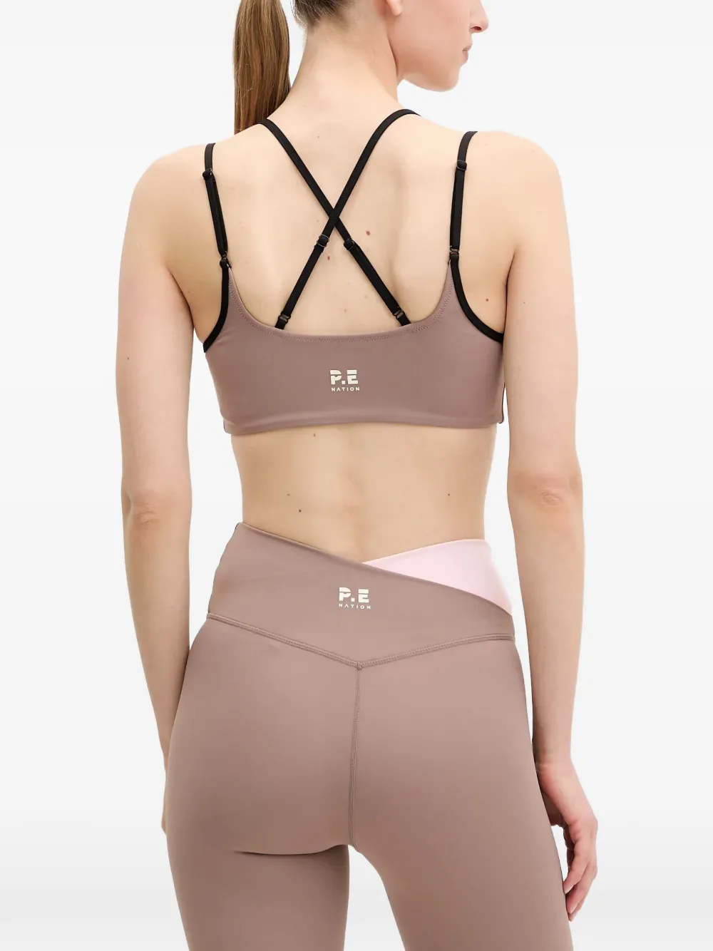 P.E Nation Distortion gelaagde sport-bh met gekruiste bandjes Beige