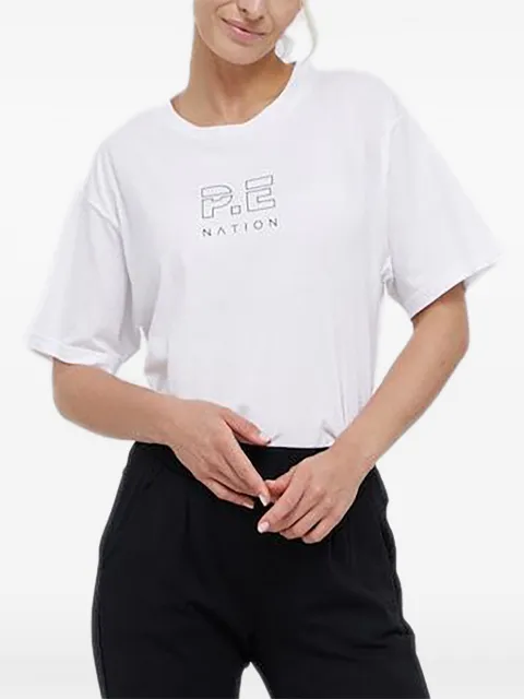 P.E Nation playera con logo estampado