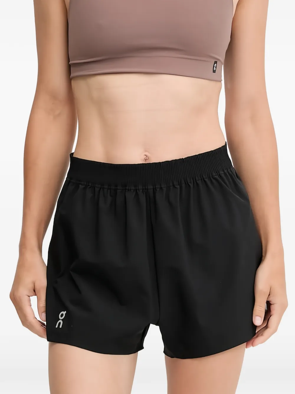 On logo-detail training shorts Zwart
