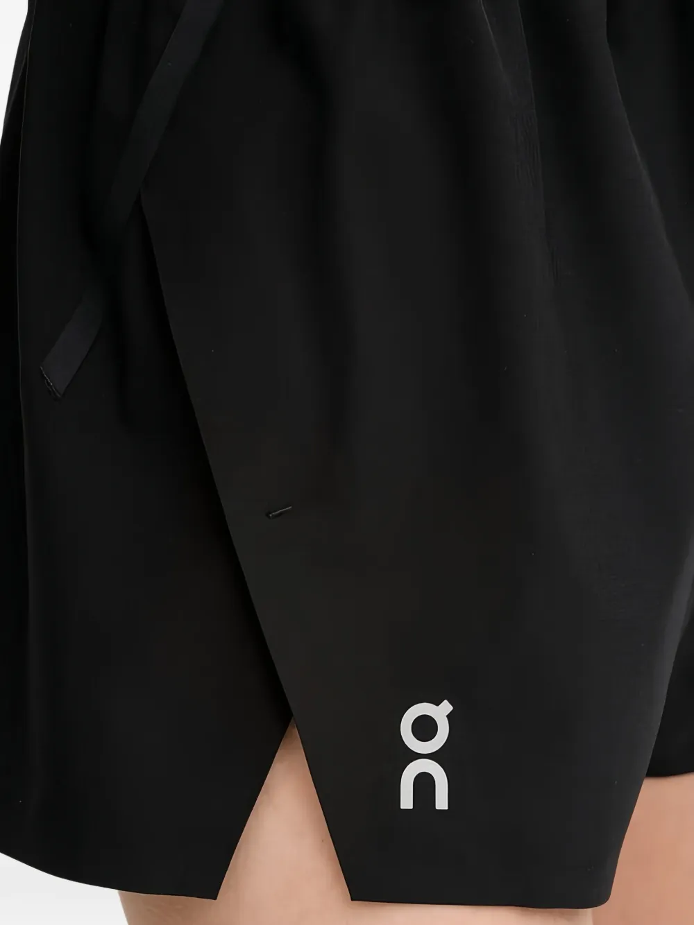 On logo-detail training shorts Zwart