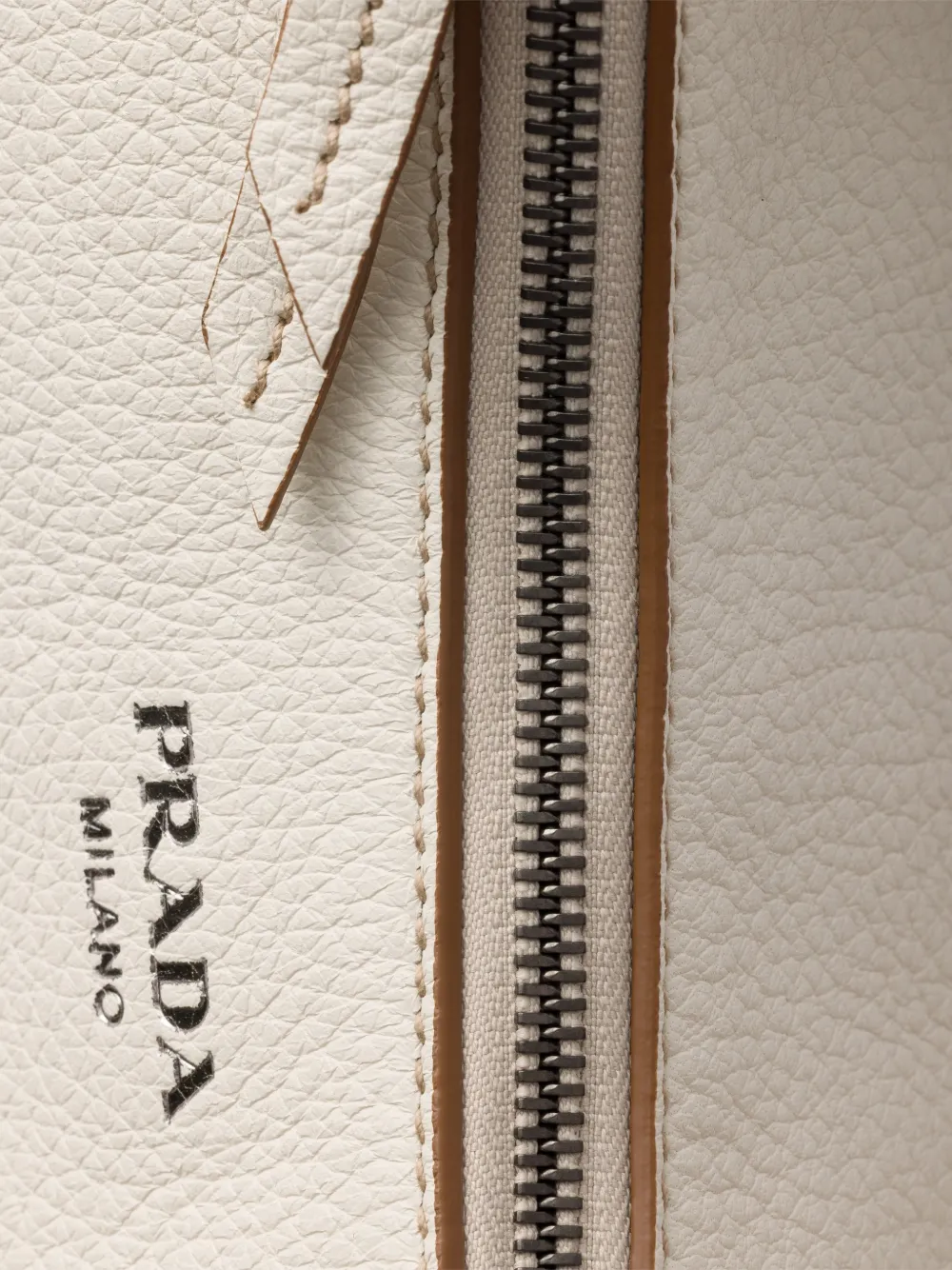 Prada Aimère grote leren schoudertas Beige