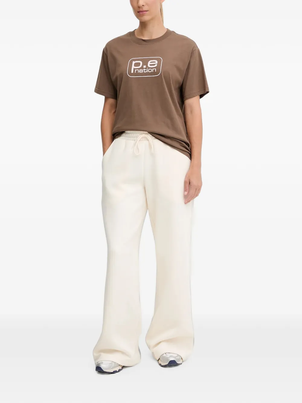 P.E Nation T-shirt met logoprint Bruin