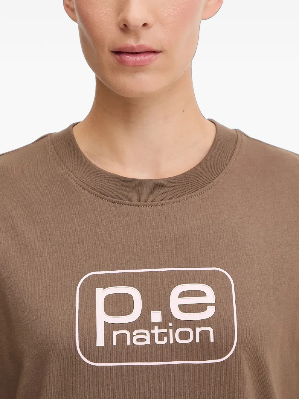 P.E Nation T-shirt met logoprint Bruin