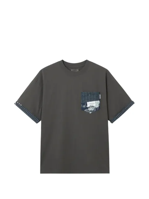 Musium Div. playera con bolsillo en el pecho