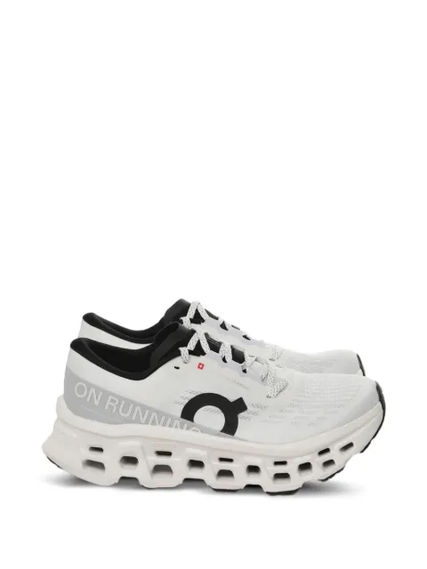 On  zapatillas Cloudmonster 3 con logo