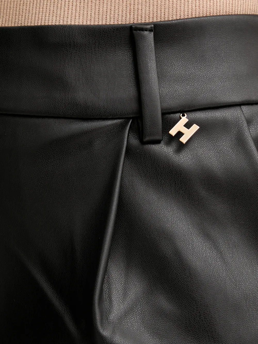 Silvian Heach Geplooide shorts met logo-bedel Zwart