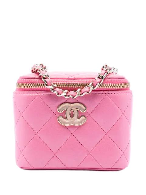 CHANEL Pre-Owned cosmetiquera Chain Case mini de piel de cordero capitonada con logo CC y dijes de corazón con mostacillas 2021-2025
