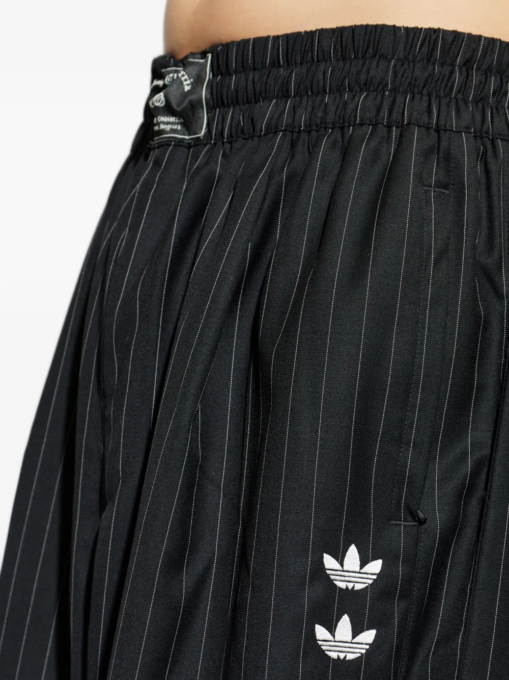 adidas Chavarria broek met wijde pijpen en krijtstreep Zwart