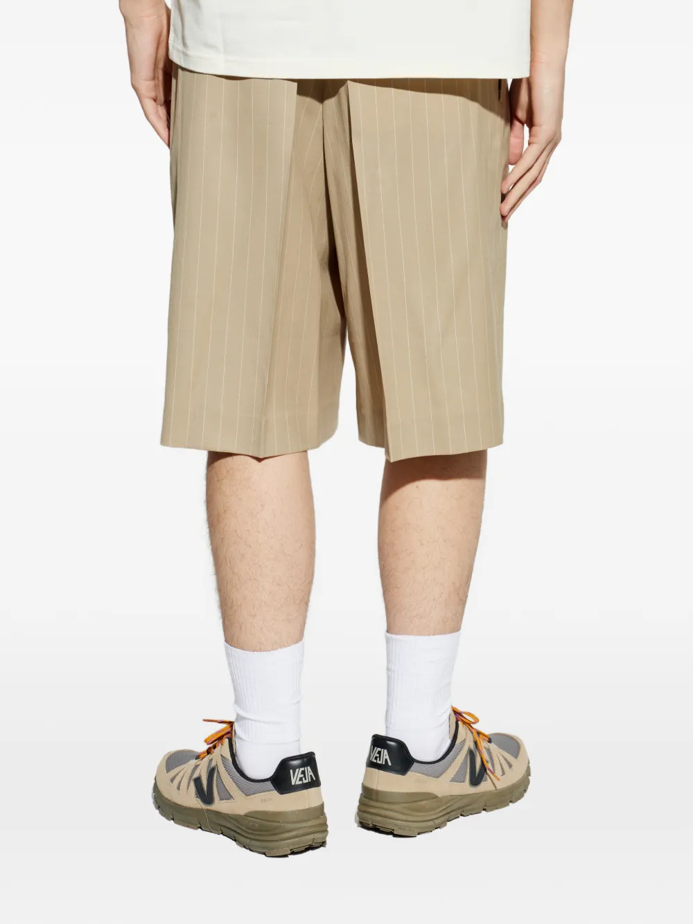 AMI Paris Geplooide shorts met krijtstreep Beige