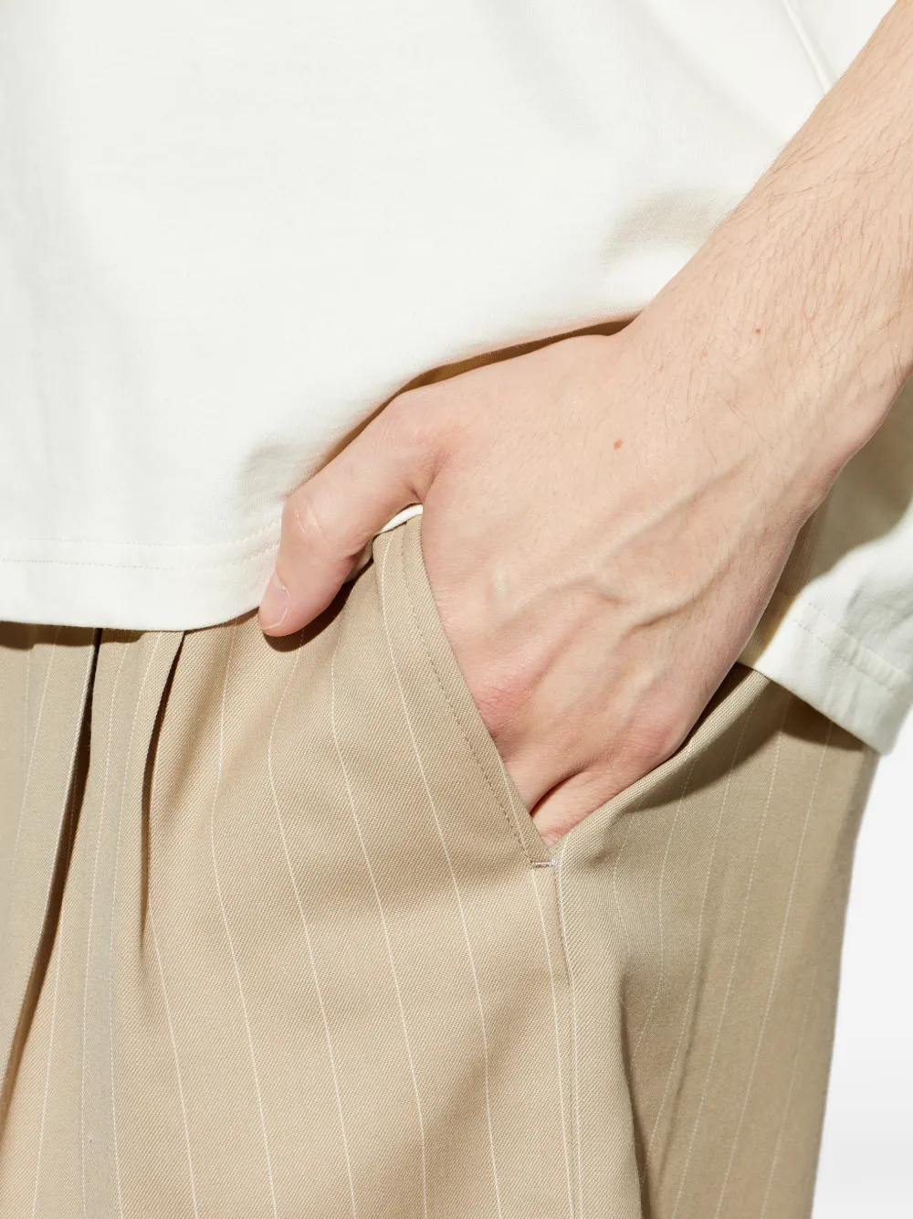AMI Paris Geplooide shorts met krijtstreep Beige