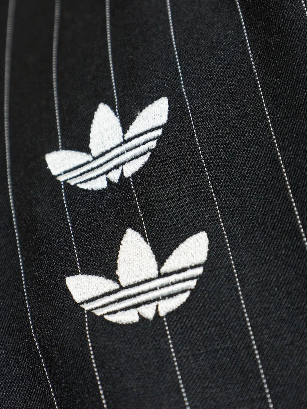 adidas Chavarria trui met krijtstreep en geborduurd logo Zwart