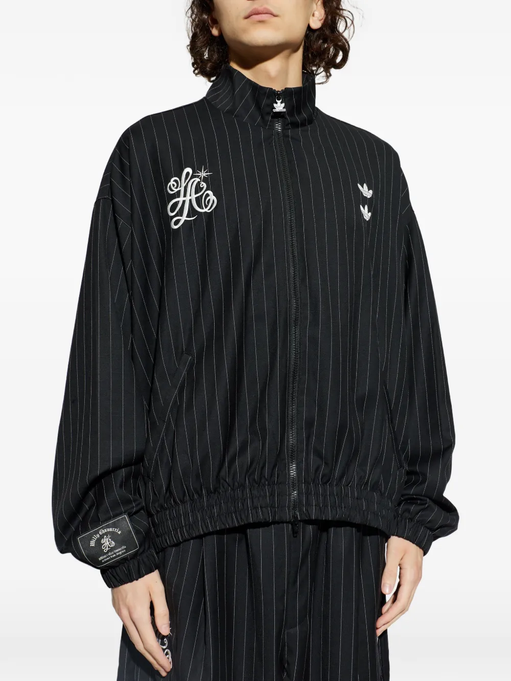 adidas Chavarria trui met krijtstreep en geborduurd logo Zwart